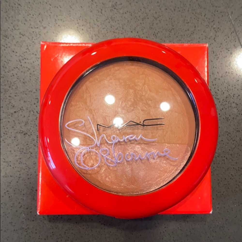 Mac Sharon Osbourne - mineral skin finish